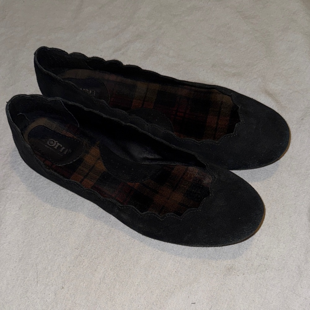 Born Women’s Allie scalloped ballet flats in black suede size 9.5